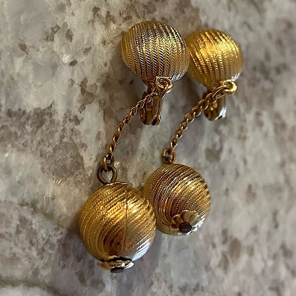 Vintage Monet drop earrings - Picture 2 of 3